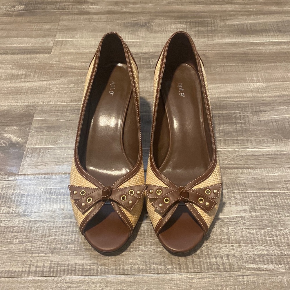 apt.9 Size 9 Brown and Tan Heels with Bows